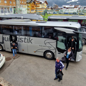 Der Bus ist vor wenigen Minuten angekommen